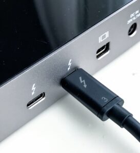 thunderbolt-3-cable-plugged-in